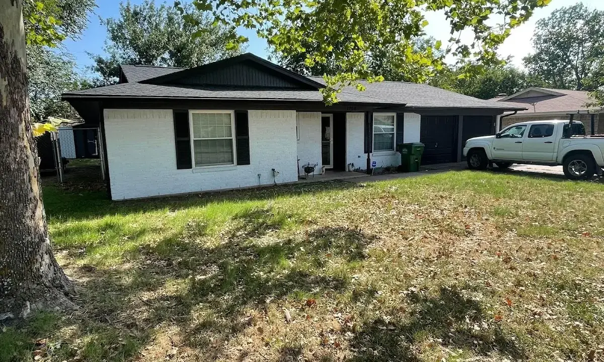 Professional roofing crew working on a residential roof in Fort Lauderdale